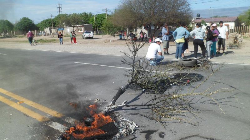 Vecinos del B° Villa Eumelia cortan Ruta Nacional N°38