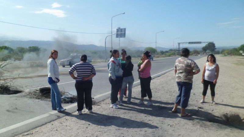 Vecinos del B° Villa Eumelia cortan Ruta Nacional N°38