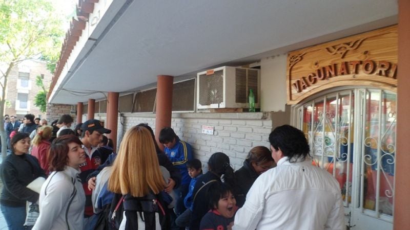 No cesan las largas colas para vacunarse contra la Gripe A