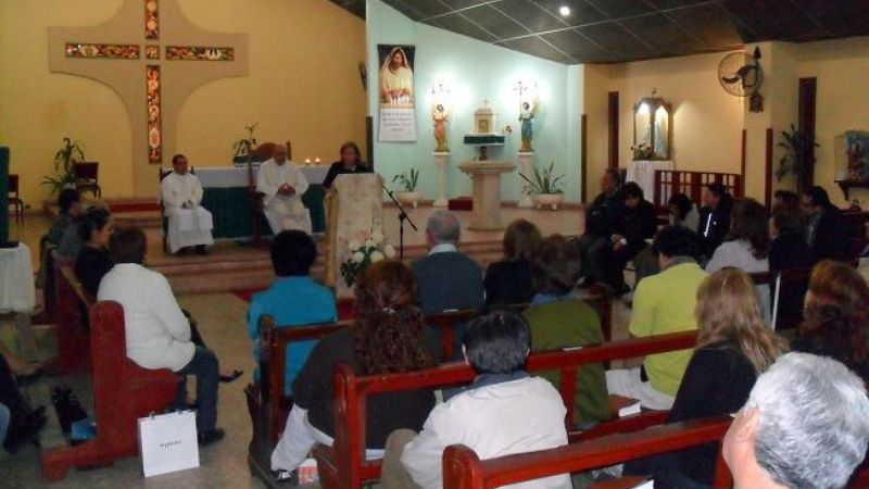 Entrega de Biblias en encuentro catecumenal