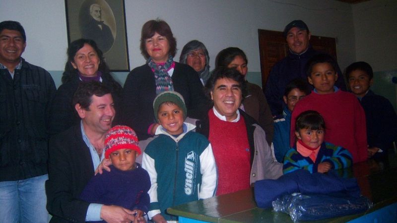 Chico junto al delegado de Desarrollo Social entregaron indumentaria