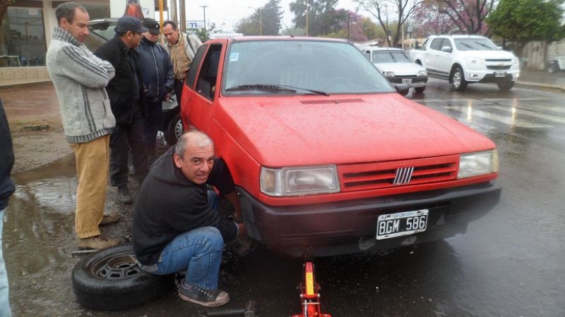 Se quedó sin rueda y perdió el control del auto en plena avenida