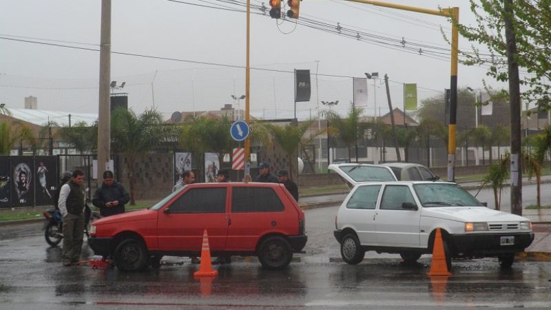 Se quedó sin rueda y perdió el control del auto en plena avenida