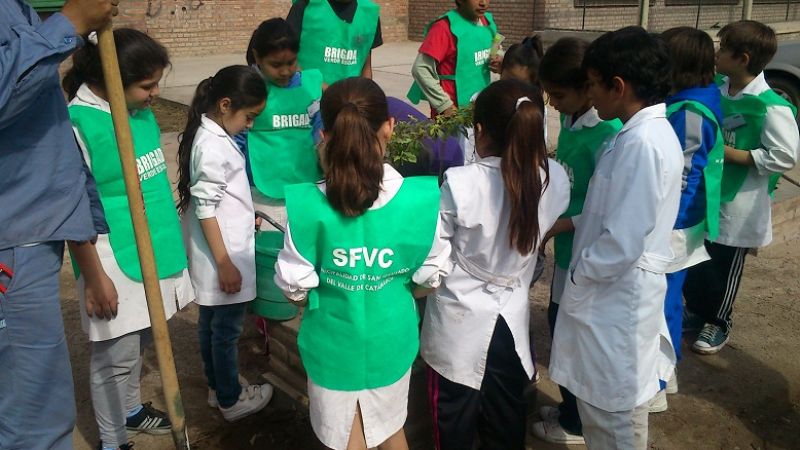 Alumnos intercambiaron papeles por árboles