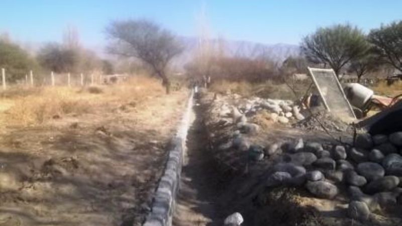 Canales para riego en Loro Huasi