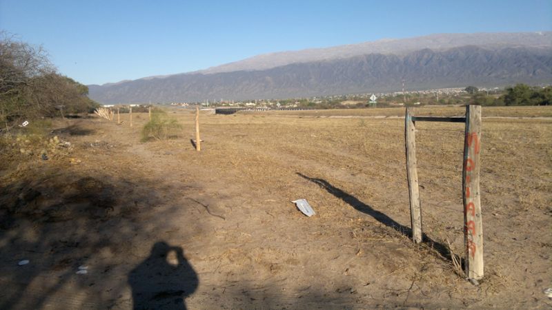 Otra vez robaron alambrados y postes en la Av. Circunvalación 