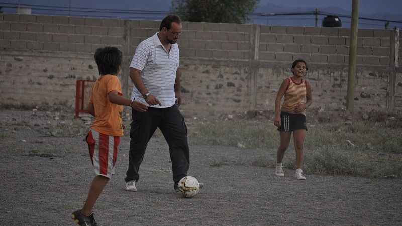 Brumec jugó con los chicos en el barrio San Jorge  