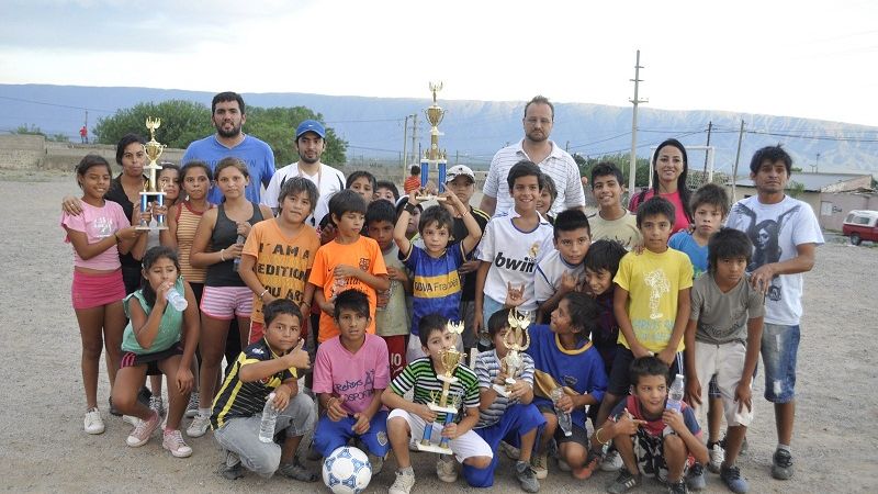 Brumec jugó con los chicos en el barrio San Jorge  