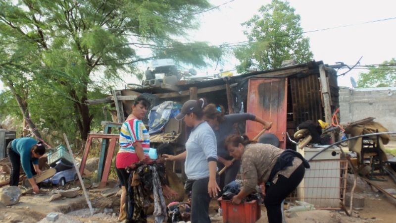 Ayudan a una familia que sufrió el incendio de su vivienda en el sur