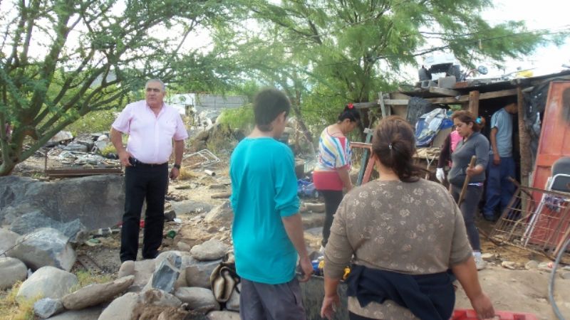 Ayudan a una familia que sufrió el incendio de su vivienda en el sur