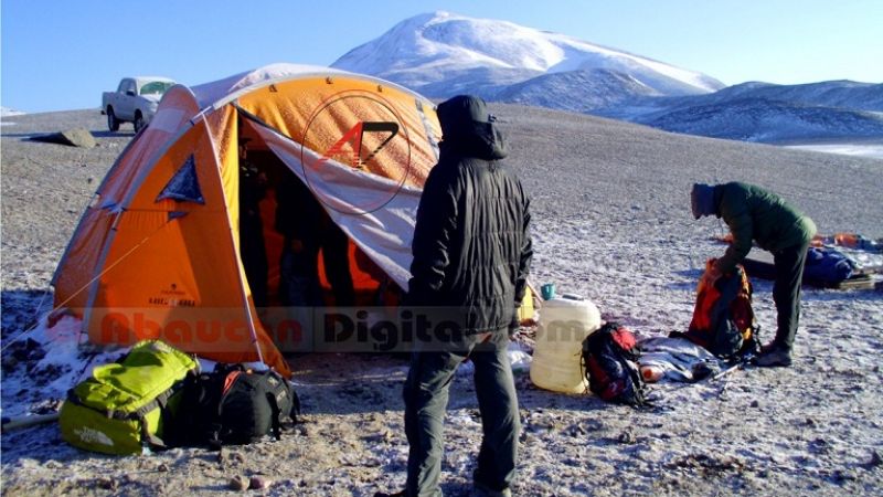 Rescatan de la cordillera a montañista en grave estado de salud