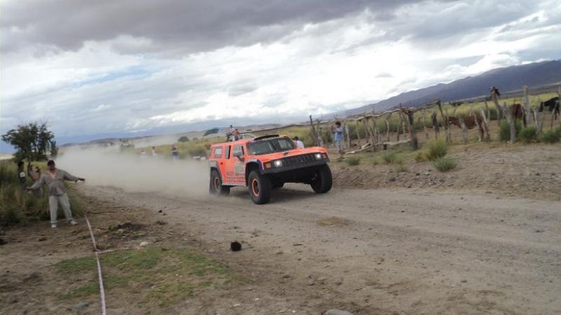 La aplanadora del Dakar dejó su marca por Santa María 