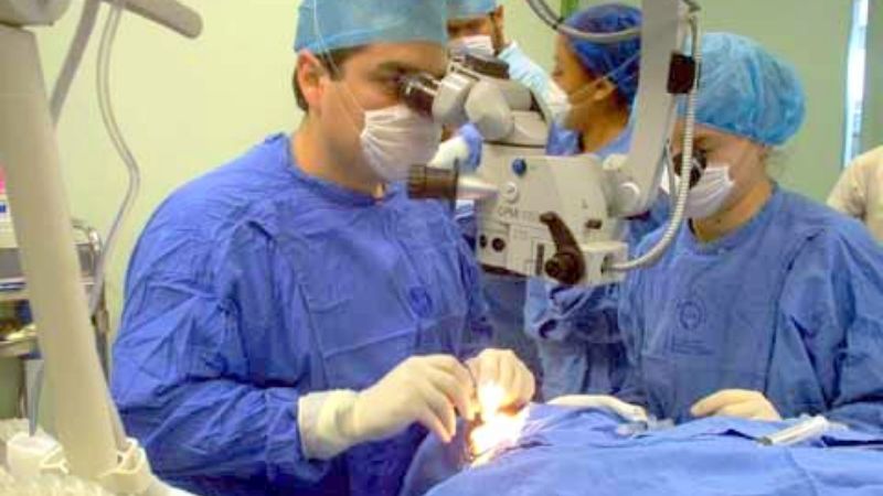 Primer y exitoso operativo de ablación y trasplante de córneas 