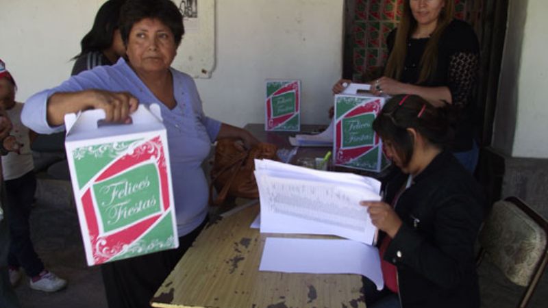 Se entregaron cajas navideñas a beneficiarios de Pro-Familia