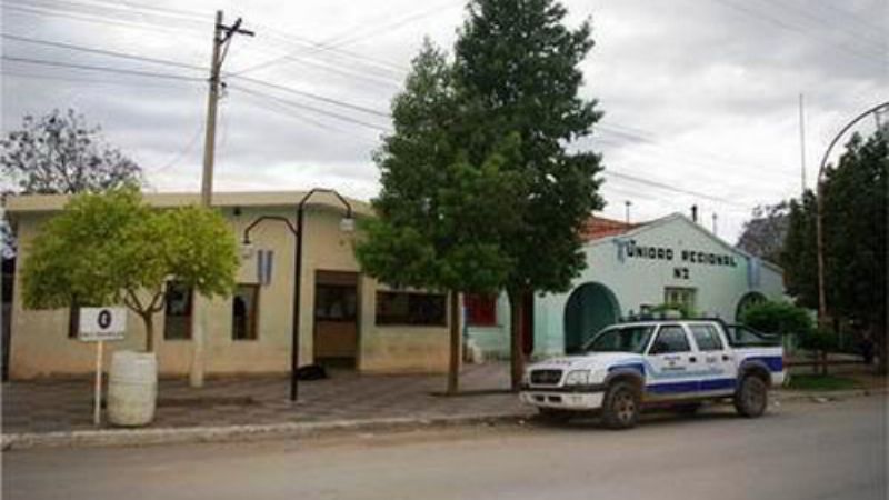 Balean el auto de un policía en Recreo 