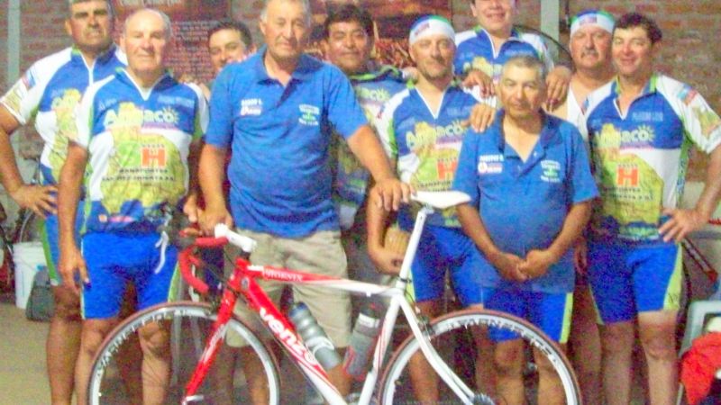 Ciclistas de San Juan a los pies de la “Morena”