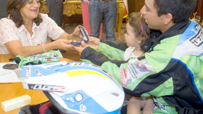 Triunfal bienvenida al piloto Diego Demelchori 