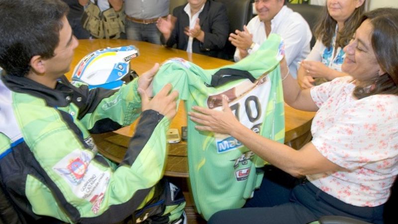 Triunfal bienvenida al piloto Diego Demelchori 