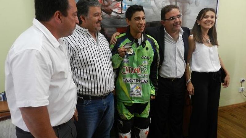 Demelchori arribó al Palacio Municipal desde donde recorrió la ciudad