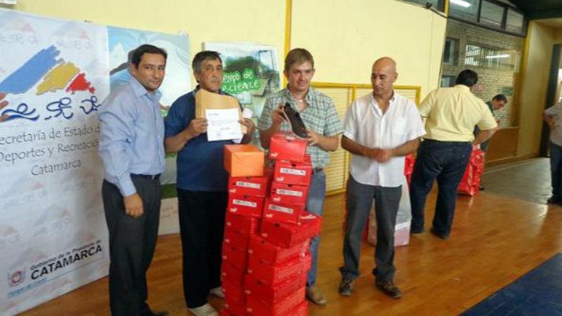 Deportes entregó indumentaria a los equipos de participaran del TDI 2013