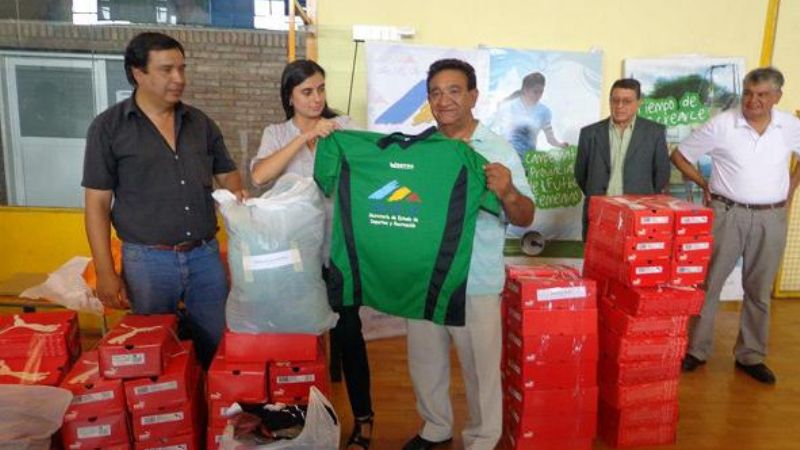 Deportes entregó indumentaria a los equipos de participaran del TDI 2013