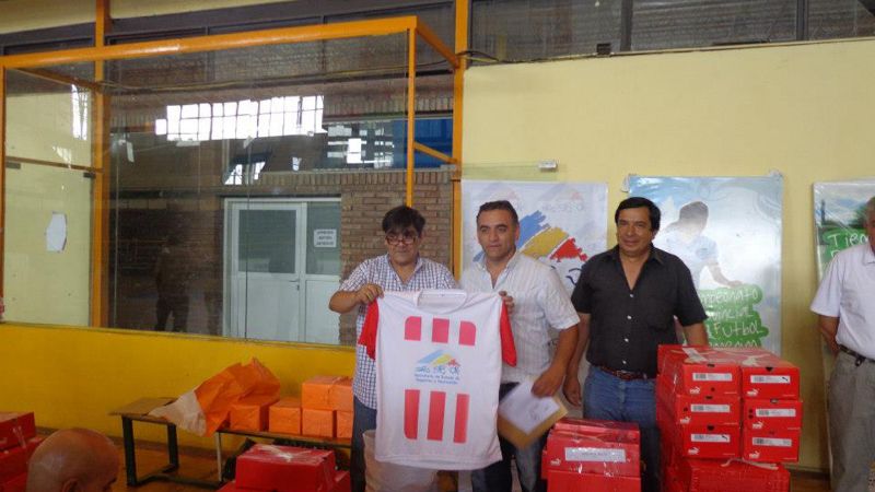 Deportes entregó indumentaria a los equipos de participaran del TDI 2013