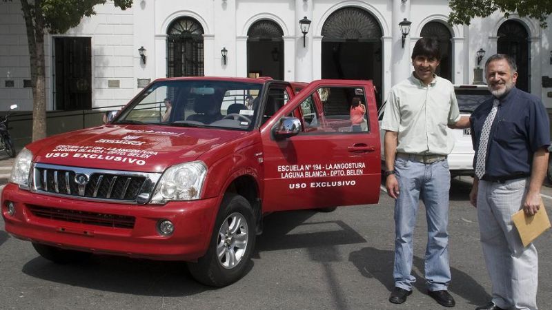 Lucía entregó una camioneta para los chicos de la escuelita de La Angostura