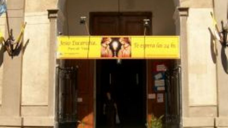  Roban reliquia y un sagrario con hostias del Buen Pastor