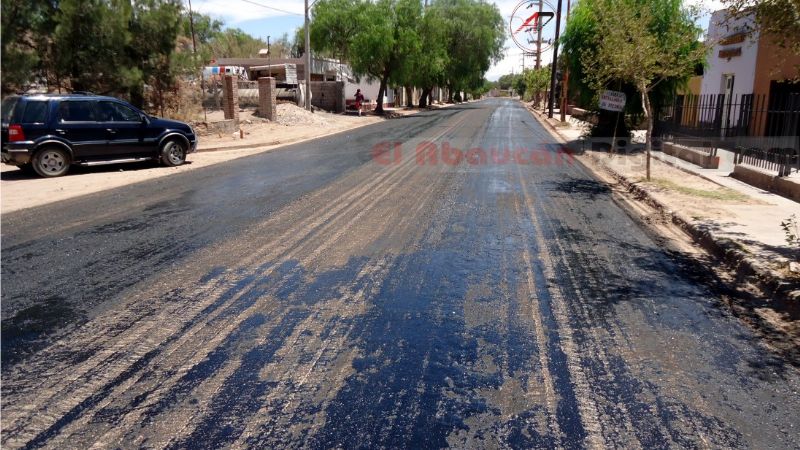 Con la ayuda del Gobierno, Quintar pavimenta calle principal de Fiambalá