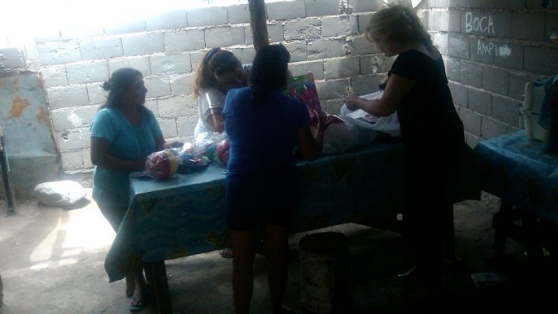 Veaute entregó juguetes a niños por los Reyes