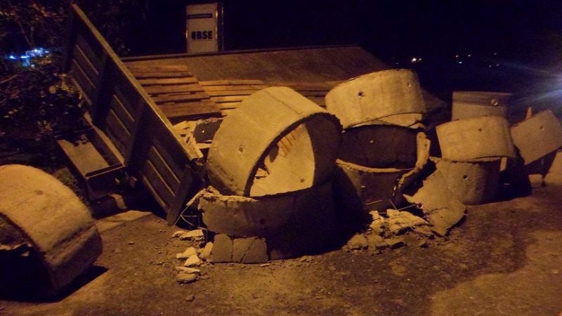Anillos para fosa tirados frente al Banco Nación