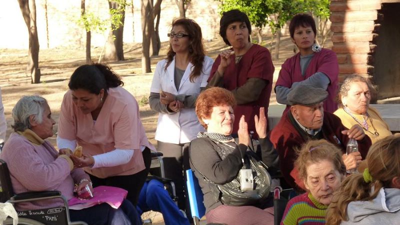 Colorido festejo para celebrar el Día del Adulto Mayor