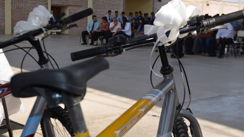 Entrega de bicicletas en la Escuela Municipal Nº 2