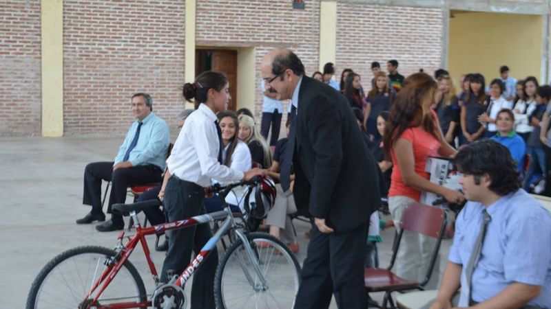 Entrega de bicicletas en la Escuela Municipal Nº 2