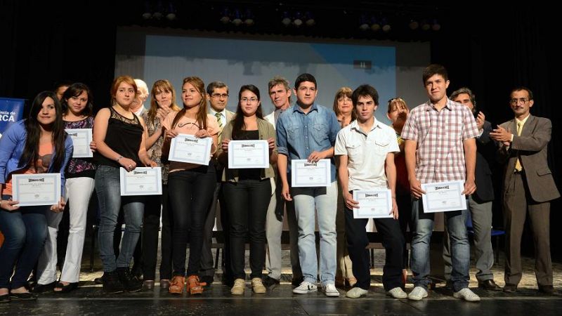 Entregan más de mil becas a estudiantes terciarios y universitarios