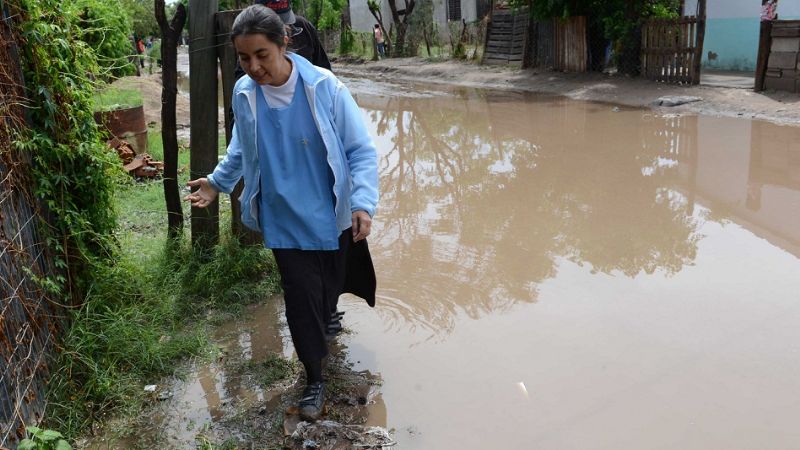 Lucía recorrió las zonas más afectadas por la intensa lluvia