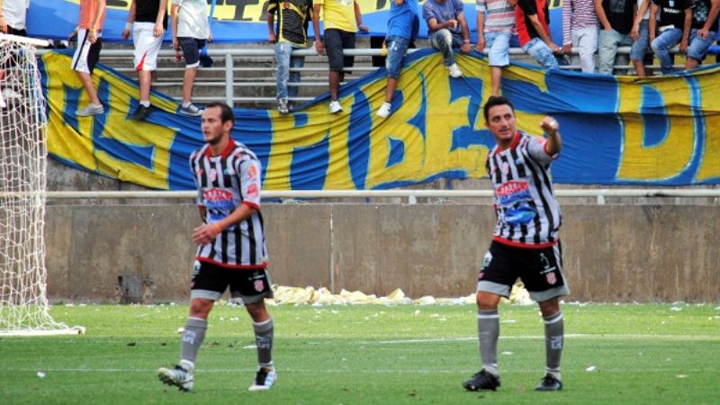 Villa Cubas y Policial se repartieron todo: 2 a 2	