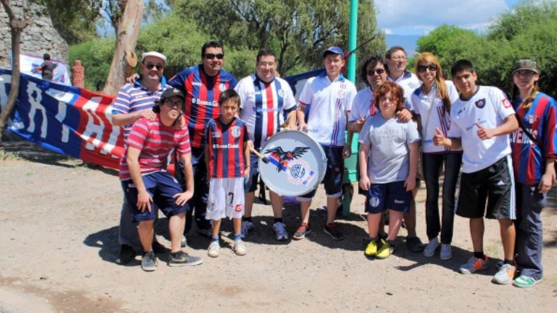 Hasta una familia “cuerva” de Paraguay llegó para la final