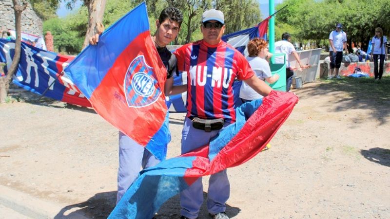 Hasta una familia “cuerva” de Paraguay llegó para la final