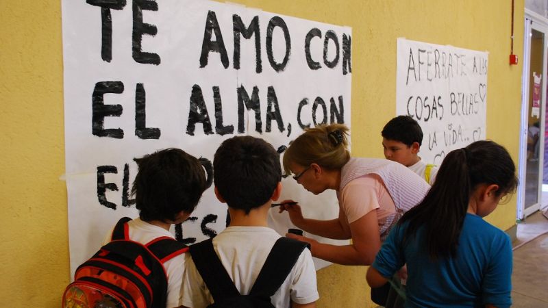 Mensajes en blanco y negro en la Feria del Libro