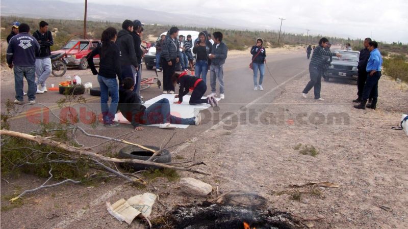 Trabajadores alimenticios cortan ruta 33