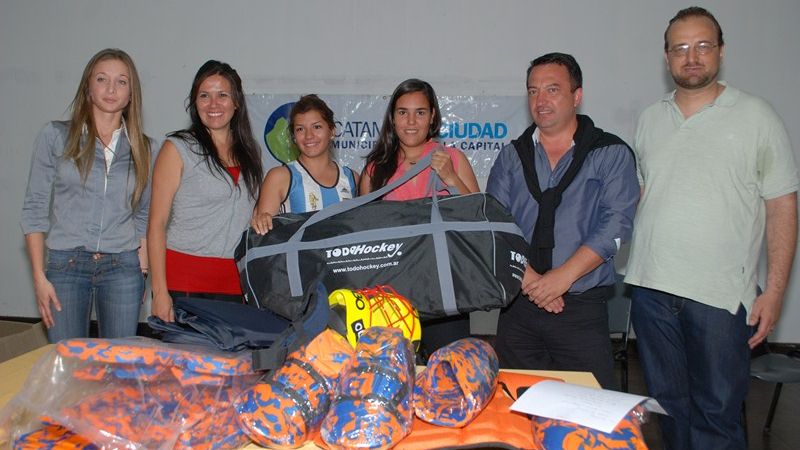 Brumec entregó equipos a clubes de hockey