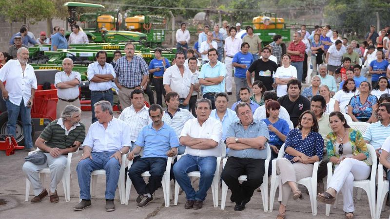 La Gobernadora entregó maquinaria a pequeños productores