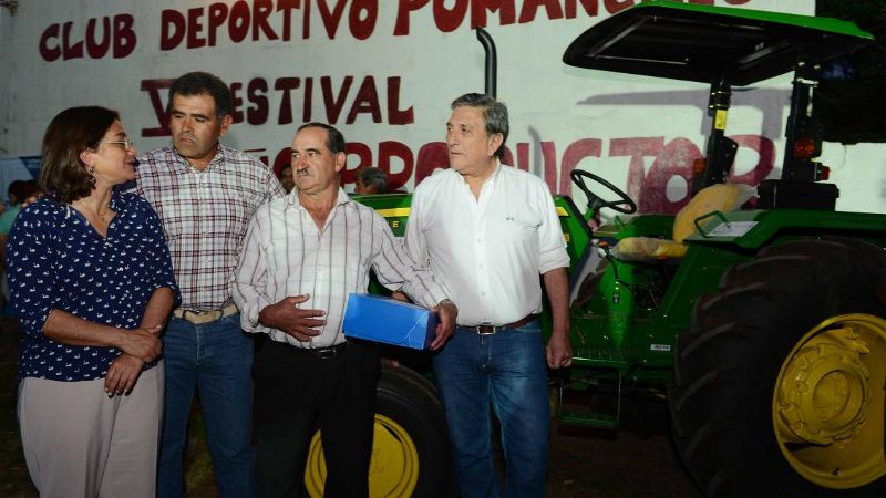 La Gobernadora entregó maquinaria a pequeños productores