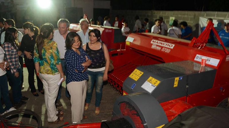 La Gobernadora entregó maquinaria a pequeños productores