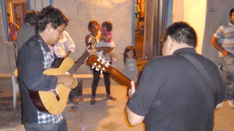Vos repartió serenatas, flores y regalos para las madres