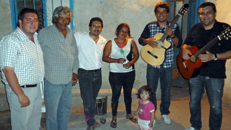 Vos repartió serenatas, flores y regalos para las madres
