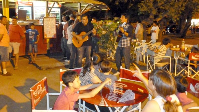 Vos repartió serenatas, flores y regalos para las madres