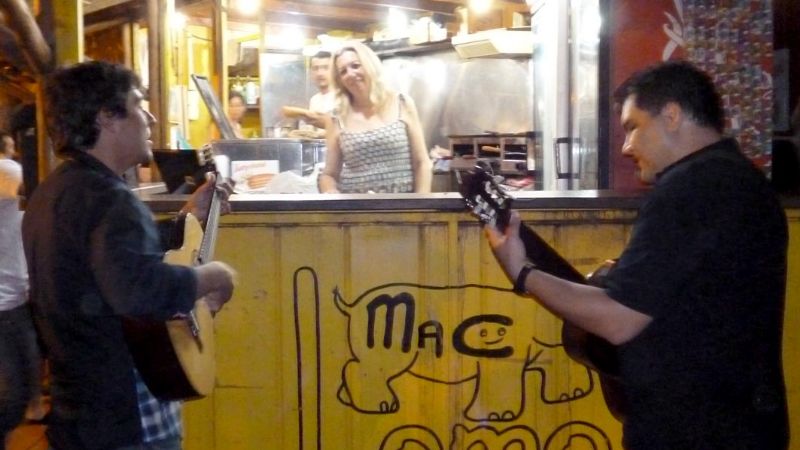 Vos repartió serenatas, flores y regalos para las madres