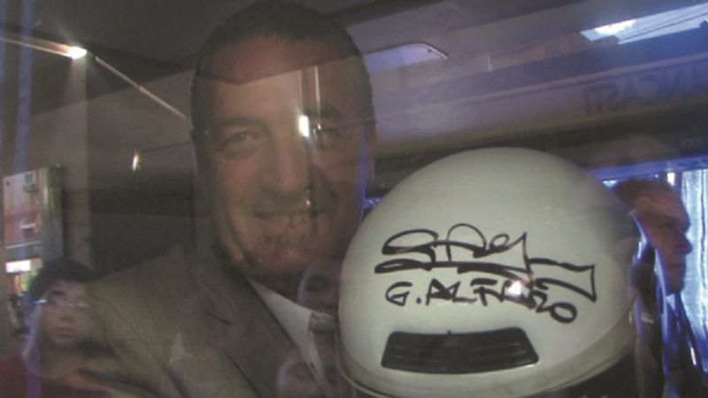 El DT campeón, periodista y jugadores firmaron cascos